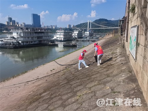 5 图为团队成员正在拾取长江边的垃圾.jpg