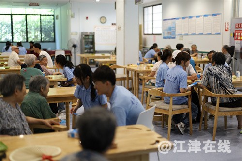7 图为团队成员在听老人们讲述长江故事的同时开展环保知识的宣传.jpg
