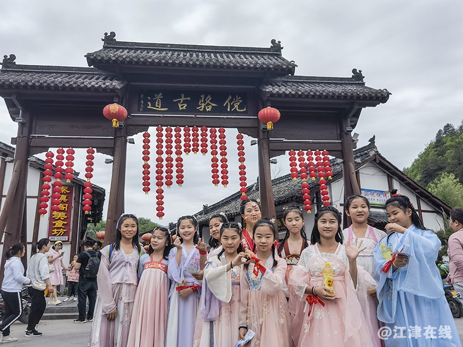 穿汉服出游 (2).jpg