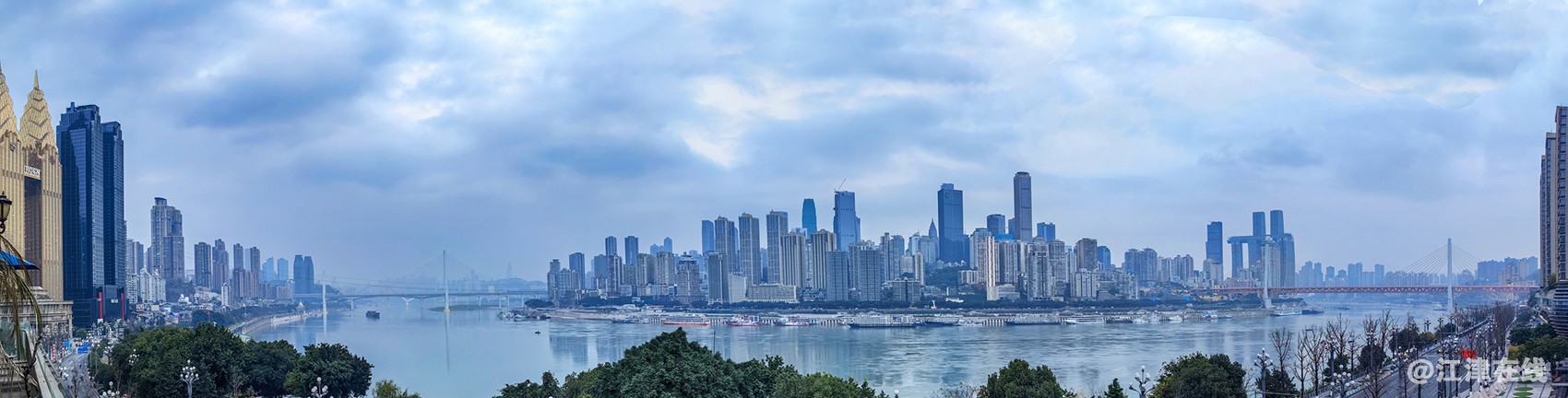 3，南滨路上看渝中长滨风景（长江自右向左：东水门大桥、轨道10号线大桥、石板坡大桥.jpg