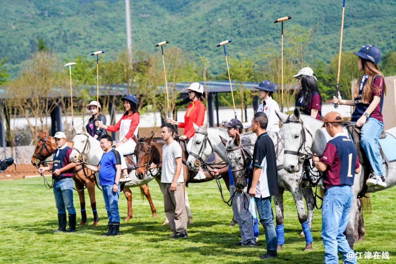 12215236jflp.jpg