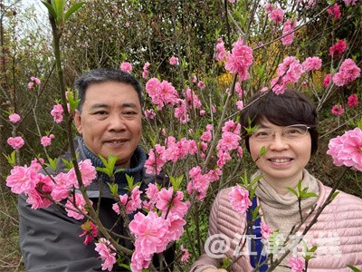 ６花丛中的父亲.jpg